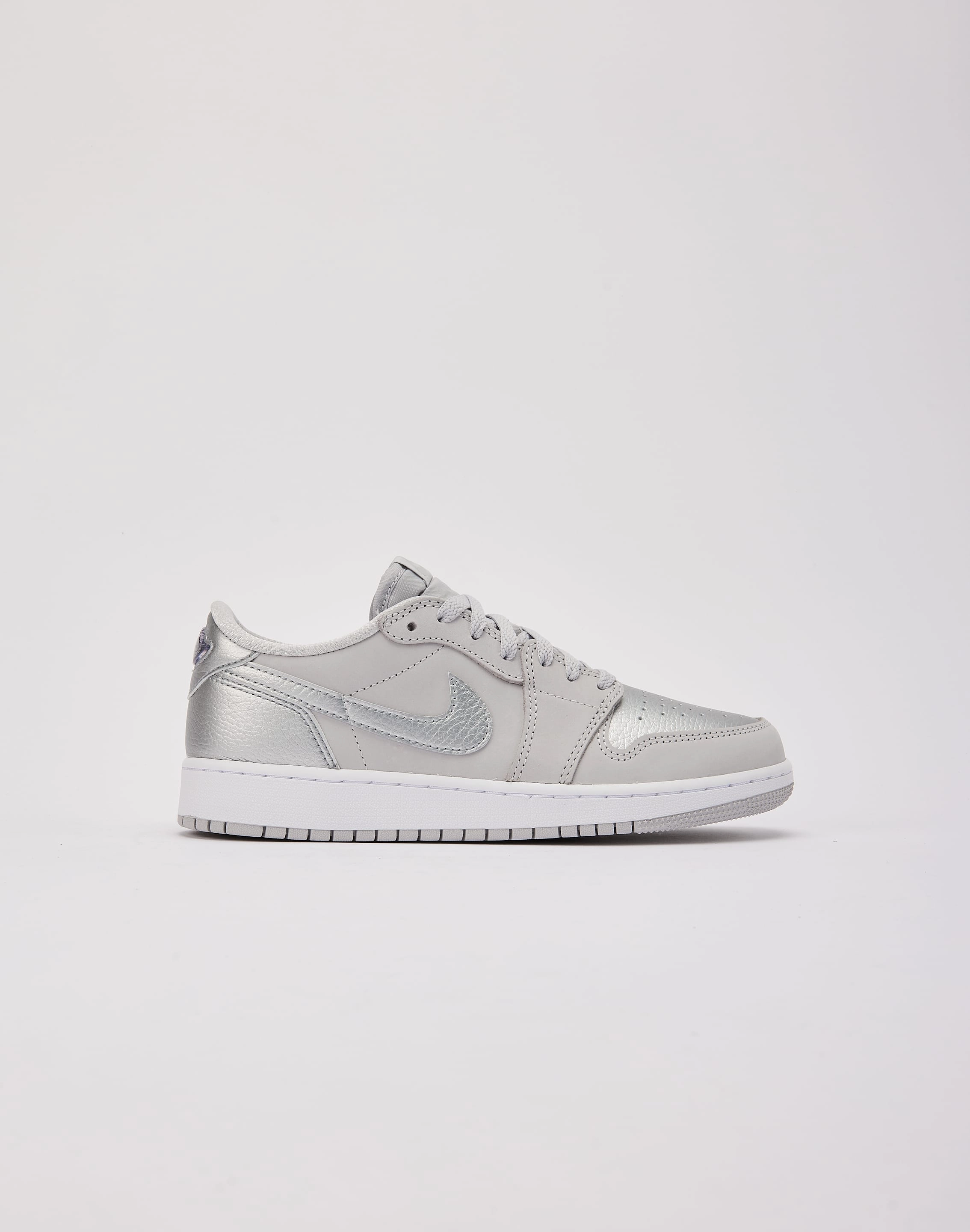 Jordan Air Jordan 1 Retro Low OG 'Metallic Silver' Grade-School Anti Slip Outsole Pattern