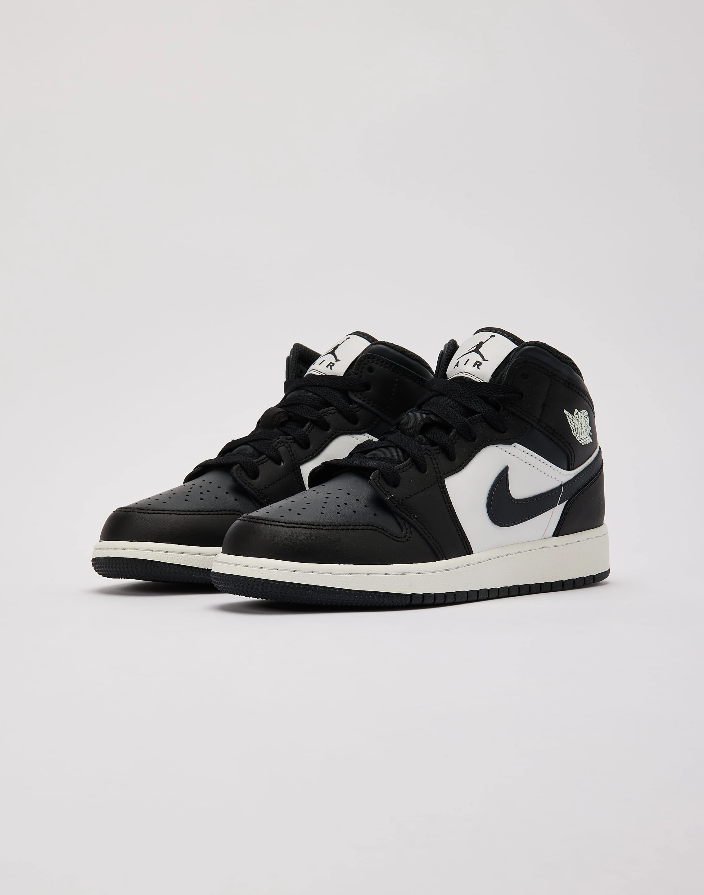 Stylish kids' wear Jordan Air Jordan 1 Mid Grade-School