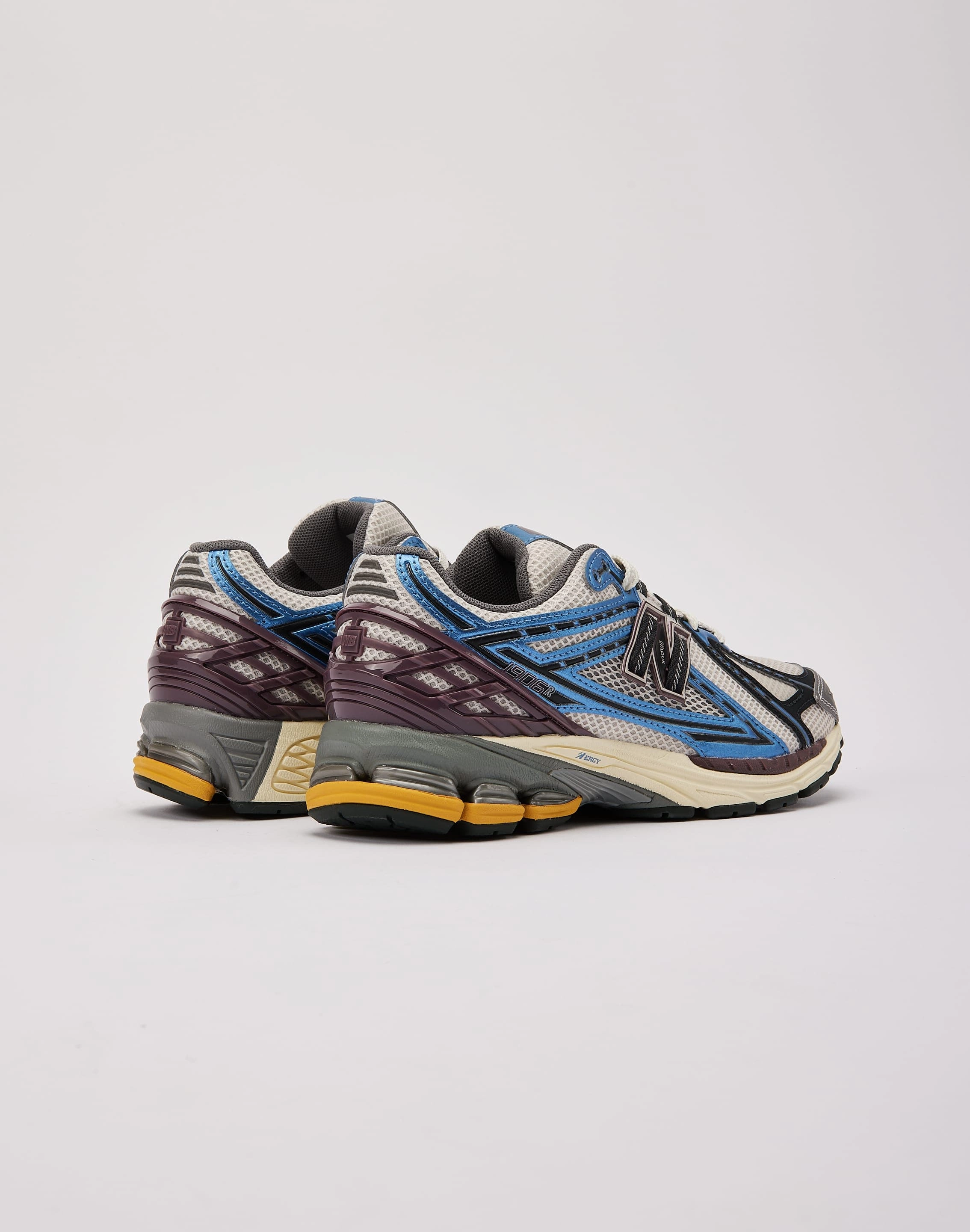 Structured chic New Balance 1906R Grade-School