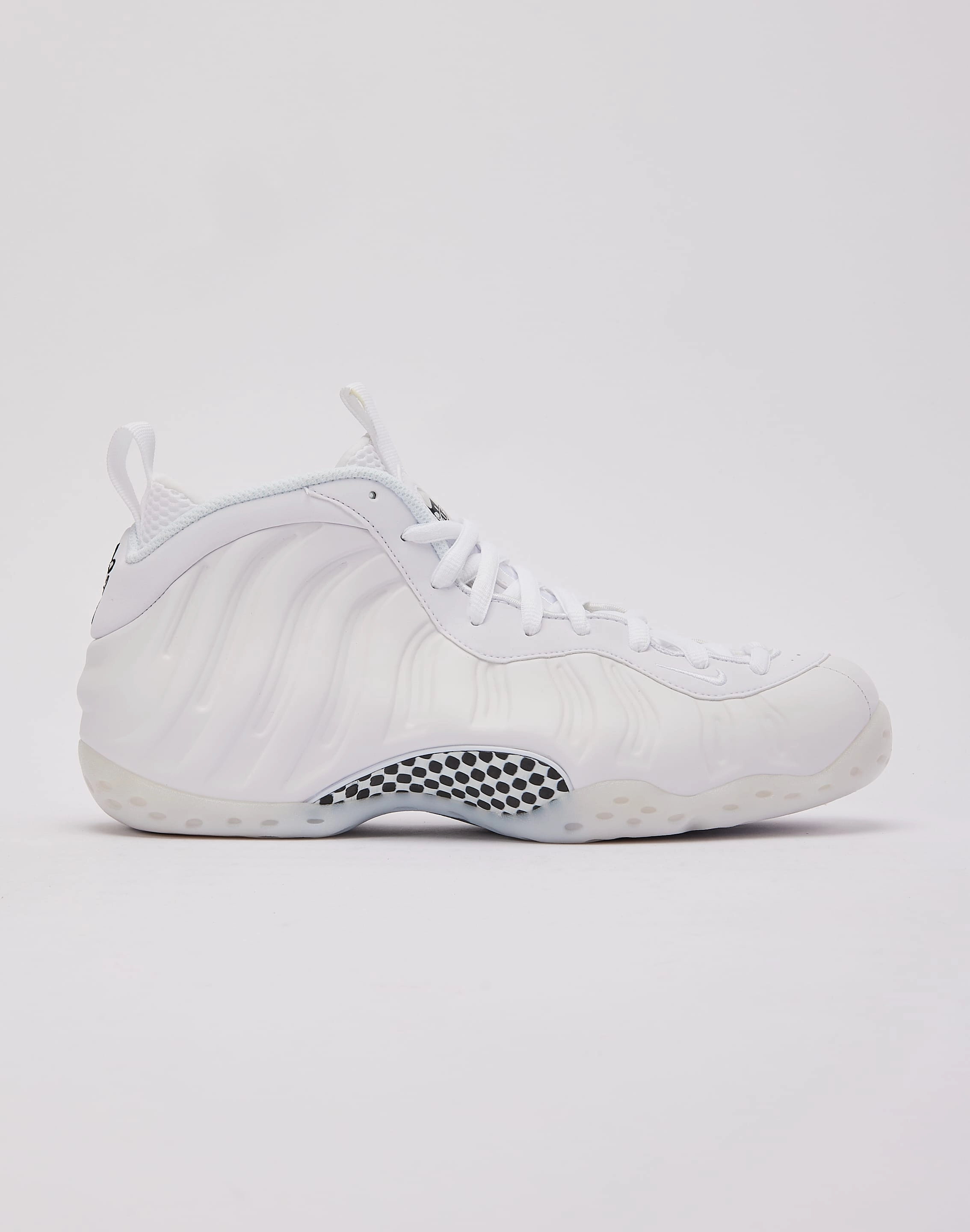 Nike Air Foamposite One 'Triple White' lace - up closure
