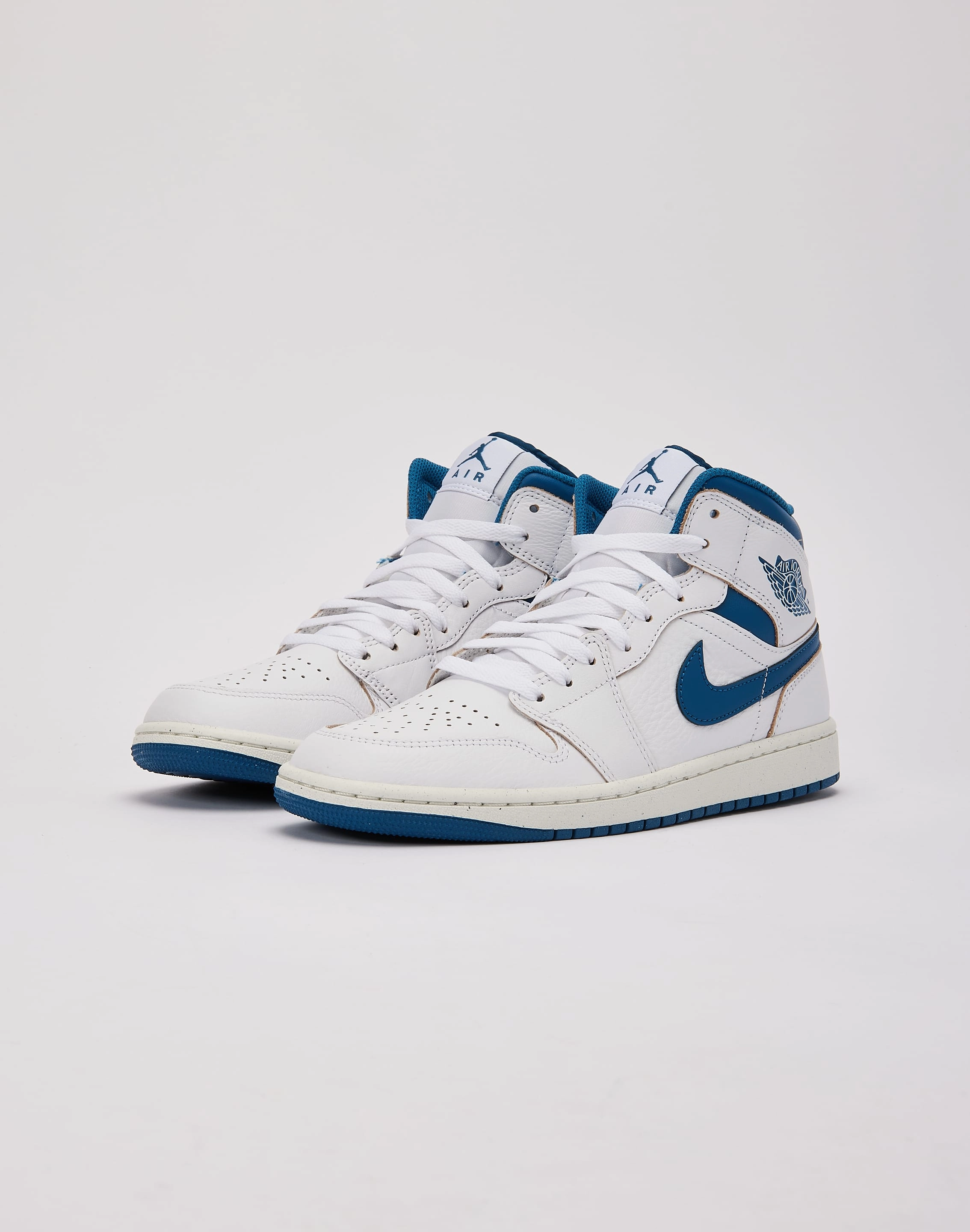 Jordan Air Jordan 1 Mid SE tennis - style Reinforced Eyelet Durability